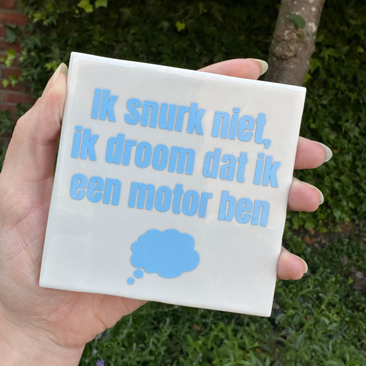 Ik snurk niet ik droom dat ik een motor ben
