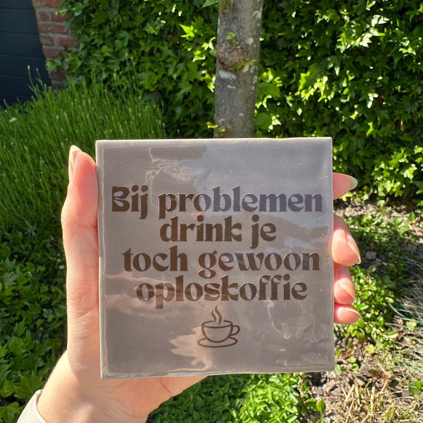 Bij problemen drink je toch gewoon oploskoffie - Actie: 2+1 gratis op alle tegeltjes